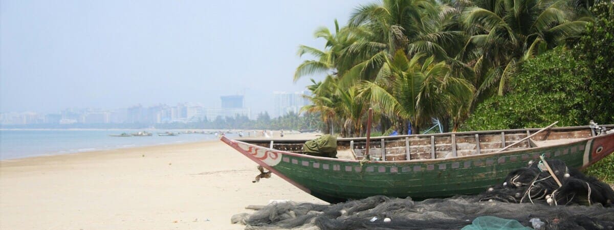 Strandabschnitt auf Hainan mit Blick auf Sanya