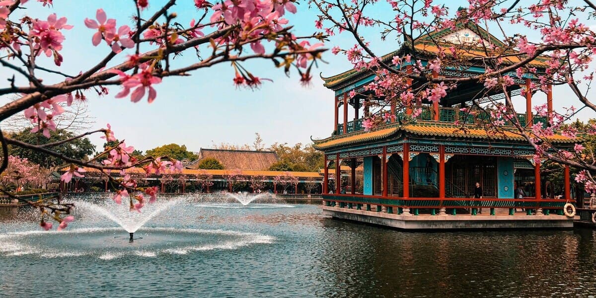 Beeindruckende Tempelanlage mit großem Teich in Guangzhou