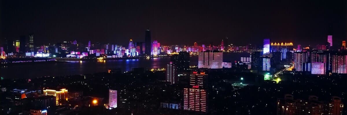 Skyline von Wuhan bei Nacht