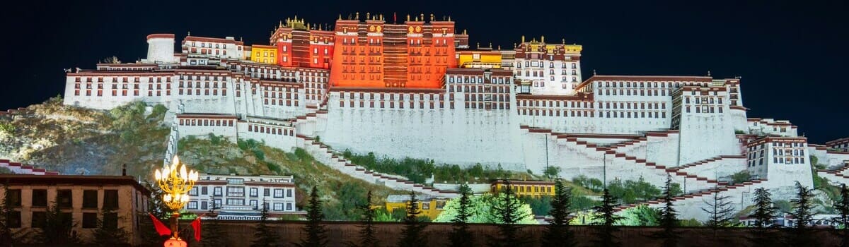 Frontansicht vom Potala-Palast in Lhasa bei Nacht