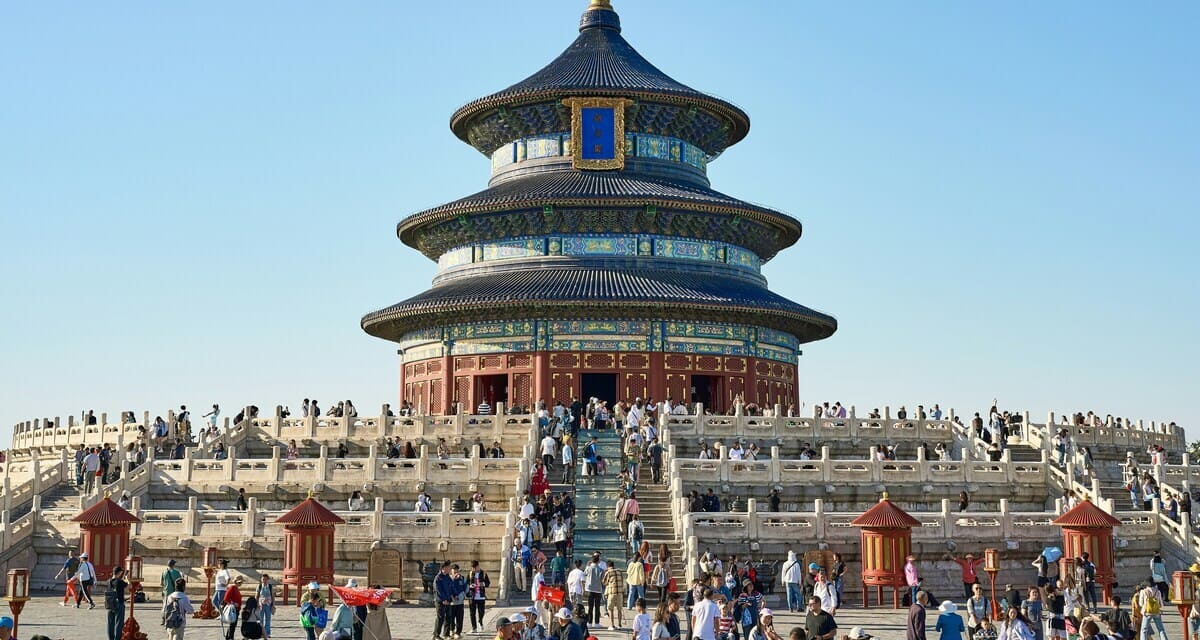 Touristen auf der Treppe zum Tempel des Himmels